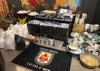 Arsenal e laboratório de refino de droga são encontrados durante cumprimento do mandado de prisão contra mulher em Uberaba